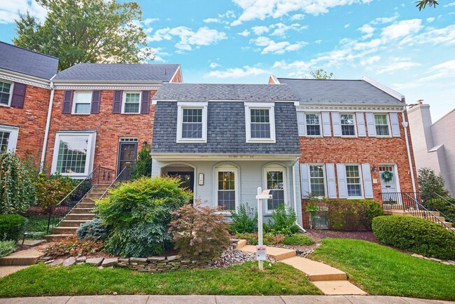 Primary Photo - Stunning 3 Bed 2.5 Bath Townhome In Vibran...