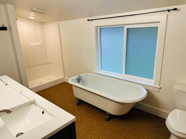 Building Photo - Charming Vintage Farm House