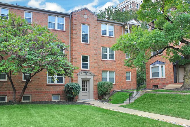 Building Photo - 827 Westwood Dr