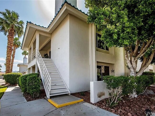 Building Photo - 1800 Club House Dr