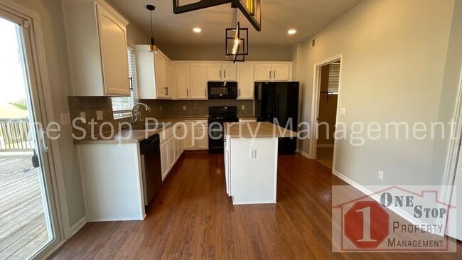 Building Photo - Luxury 5 bedroom, 4 bathroom Home Availabl...