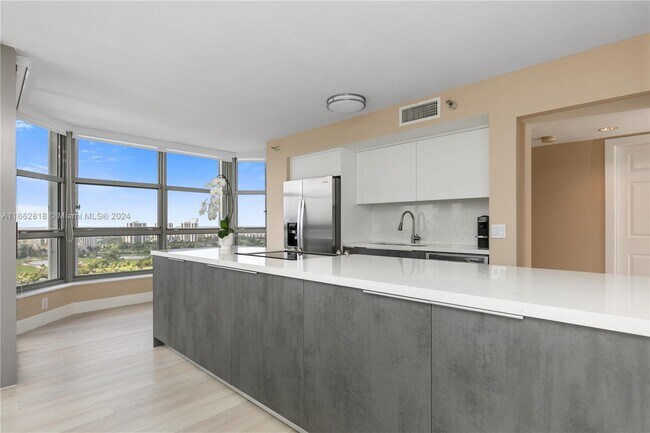Building Photo - 3500 Mystic Pointe Dr