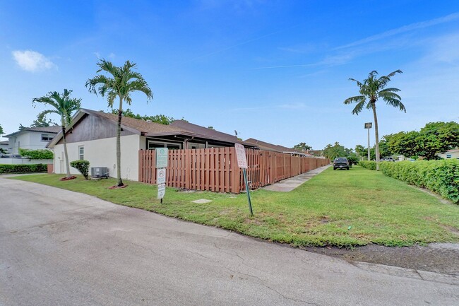 Building Photo - Beautifully Renovated 3BR/2BA Townhome in ...