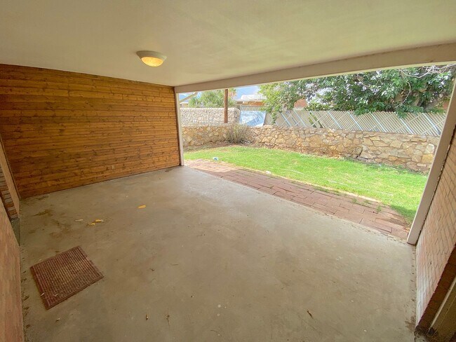 Building Photo - Northeast El Paso 3 Bed Refrig A/C! All Tile Flooring