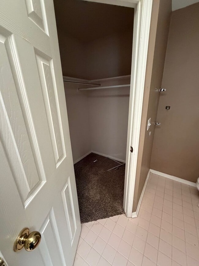 Building Photo - This charming single story 3 bedroom, 2 bath home with the convenience and an unbeatable location.