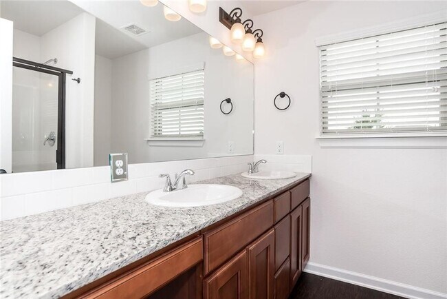 Building Photo - 105 Lion Dr N