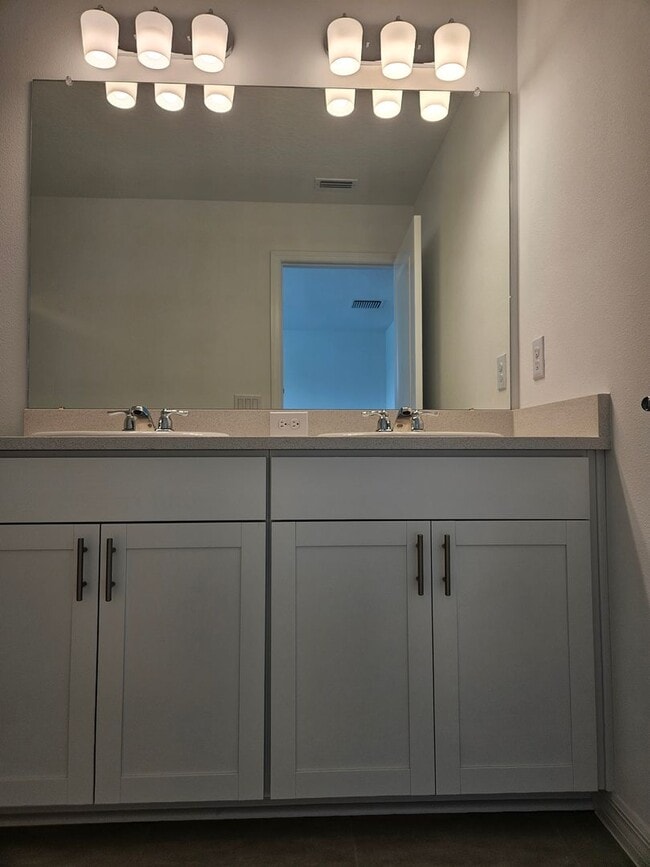 Building Photo - Townhome in The Townhomes of River Landing