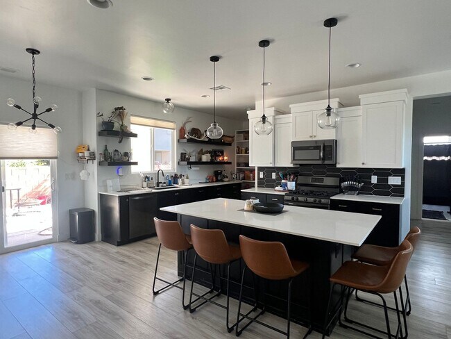 Building Photo - Stylish 3 Bedroom Home with Spacious Layout