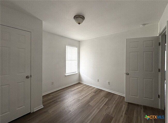 Building Photo - 2806 Ashley Dr