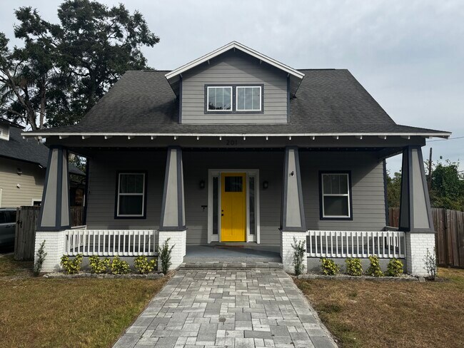 Primary Photo - 201 W Hiawatha St