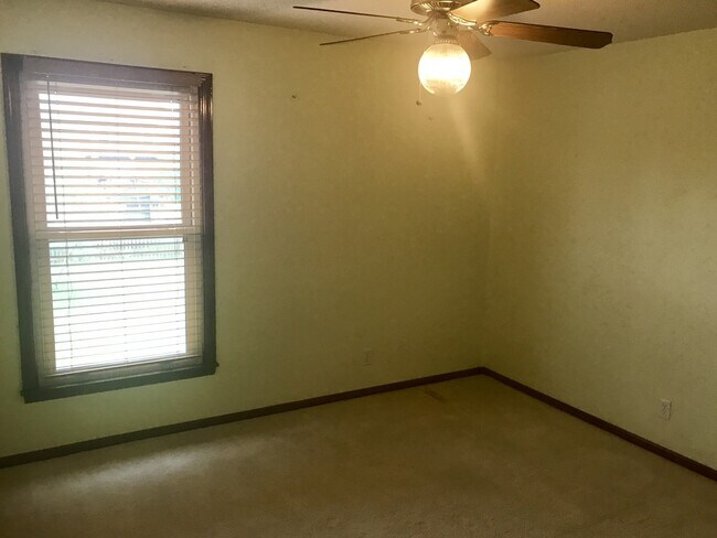 Building Photo - {15031} Charming Two Story Home + Huge, Fenced Yard + Cul de Sac