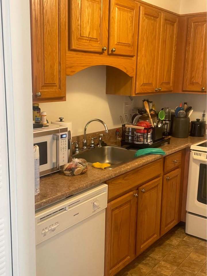 kitchen - 140 Captain Thomas Blvd