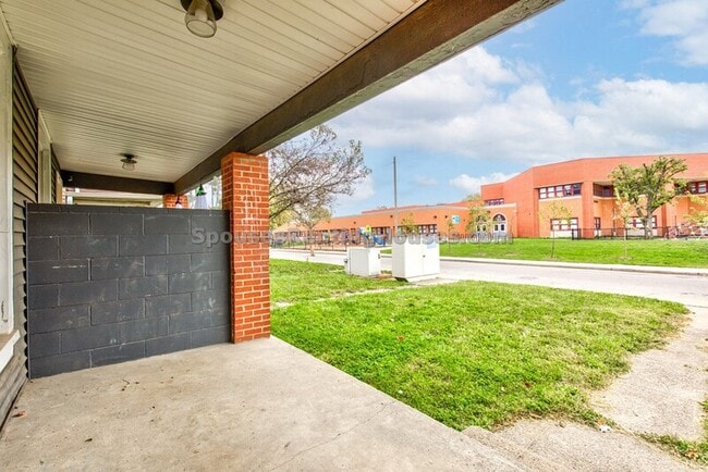 Building Photo - 510 N Beville Ave