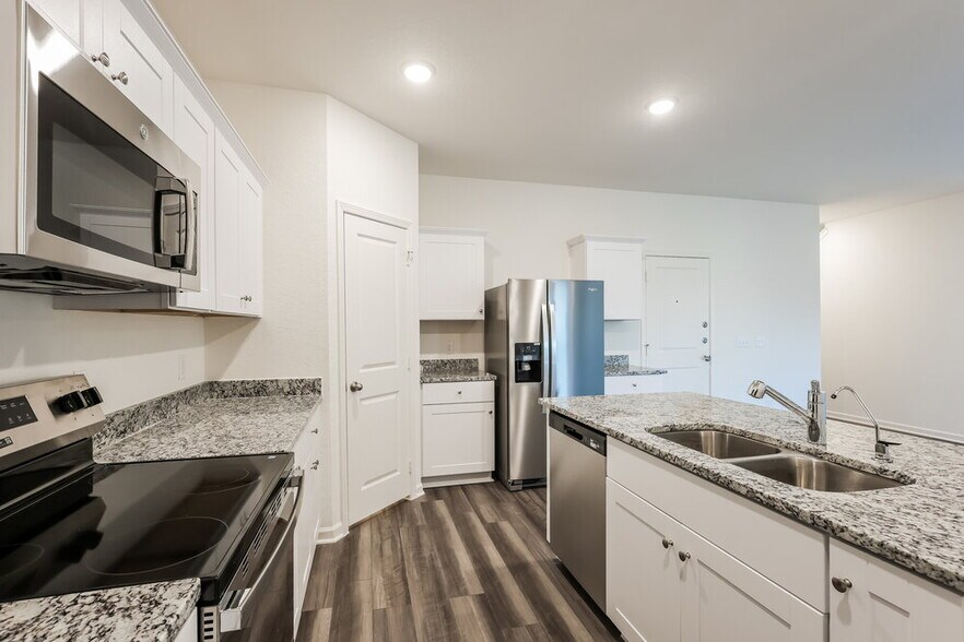 Building Photo - 5815 Texas Palm Dr