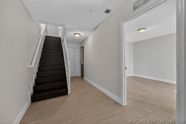 Building Photo - 2725 NE 8th Ave