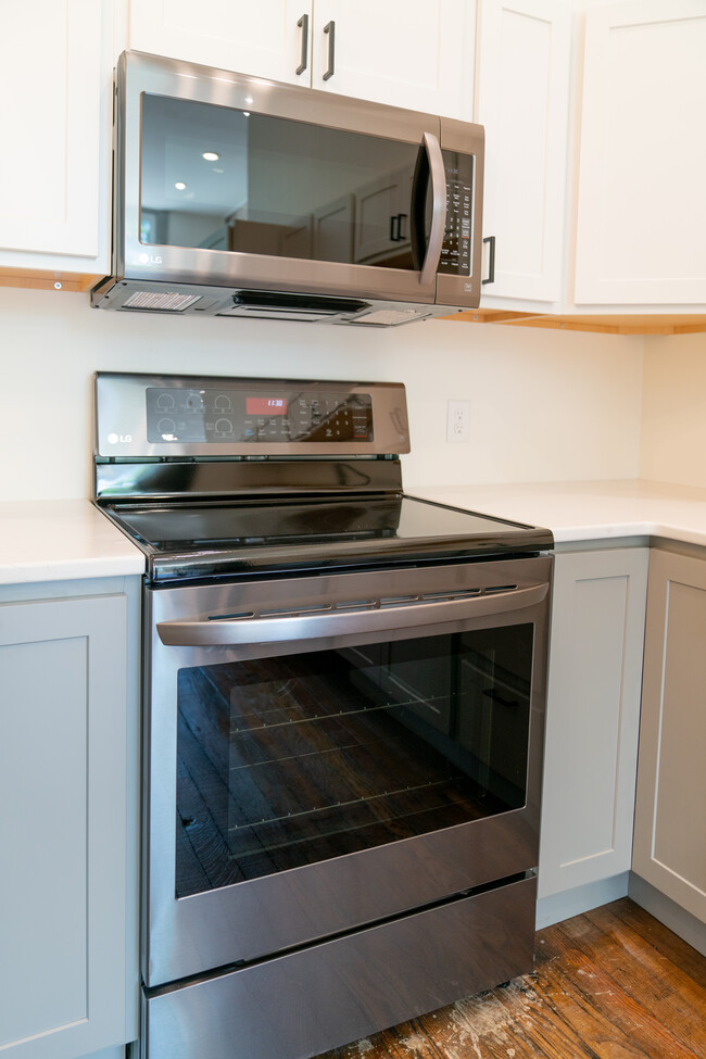 Kitchen Oven, Stovetop, Microwave - 123 N 4th St