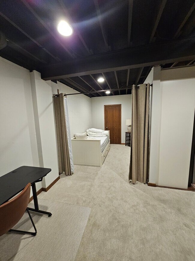 Building Photo - Remarkable 5 Bedroom Home For Rent in Mentor