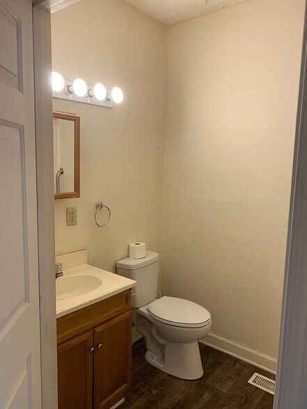 Building Photo - 404 Young St