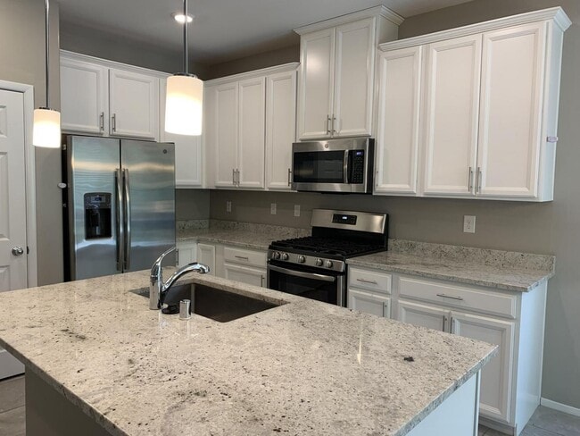 Building Photo - 3 Bedroom townhome in Mountains Edge