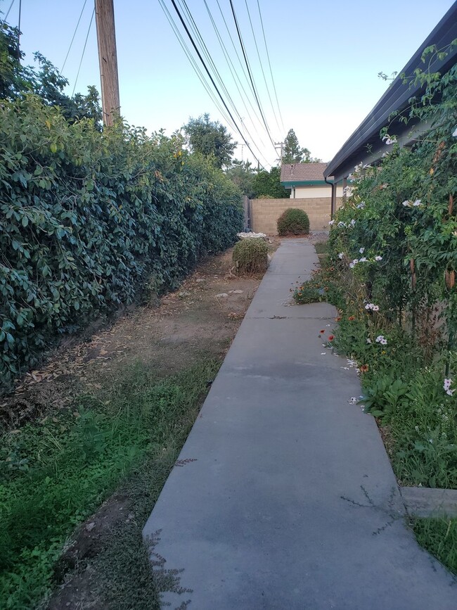 Building Photo - Modesto 3 bedroom 2.5  bathroom off McHenry