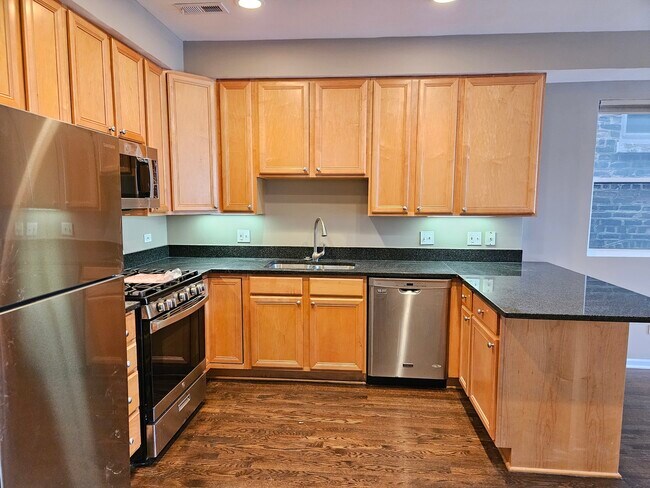 Building Photo - 1069 N Marshfield Ave