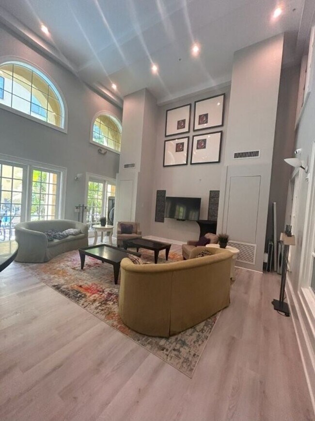 Building Photo - Beautiful Condo in the heart of Downtown O...