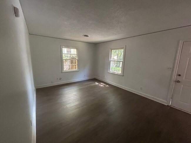 Building Photo - 823 S Kilbourne Rd