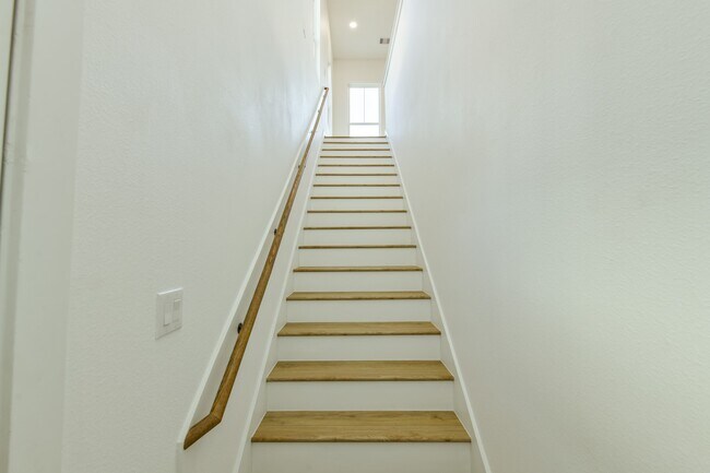 Building Photo - 164 Wallace St