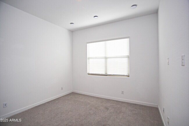 Building Photo - 4623 S 111th Dr