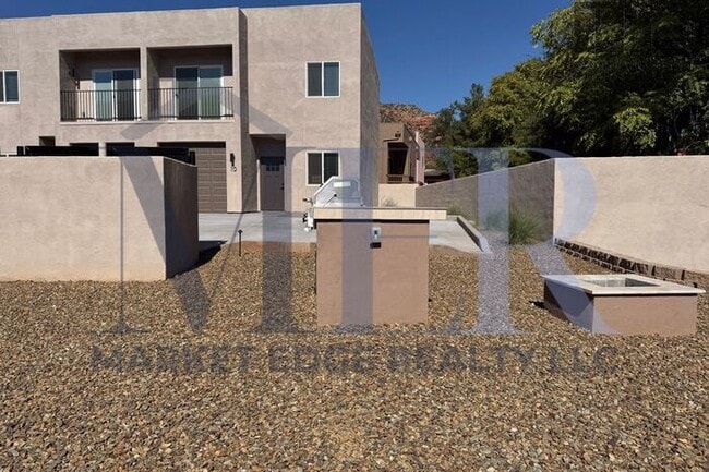 Building Photo - 3Bed/2.5Bath House in Sedona! Ready for Im...