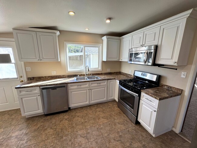 Building Photo - Charming 3 Bedroom, 1 Bath West Ventura Bungalow