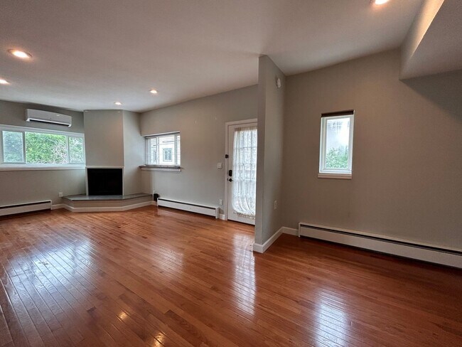 Building Photo - $0 DEPOSIT OPTION! BEAUTIFUL 1 BEDROOM CARRIAGE HOUSE IN THE HEART OF DENVER