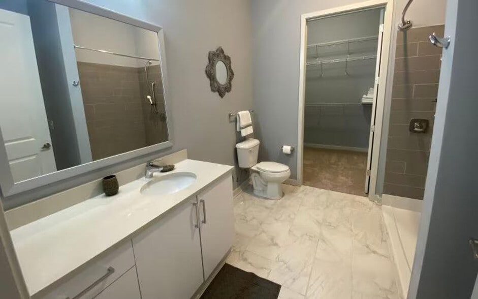 Building Photo - 225 Sandy Springs Cir