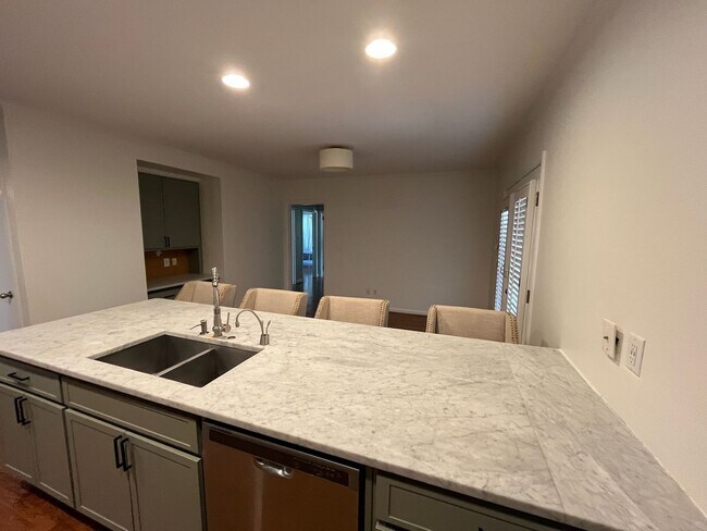 Building Photo - Beautiful 4 Bedroom with 4 Baths