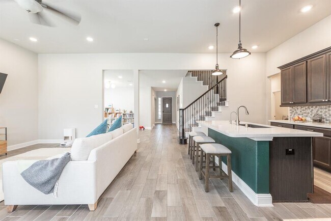 Building Photo - 15215 Holloway Hls Trl