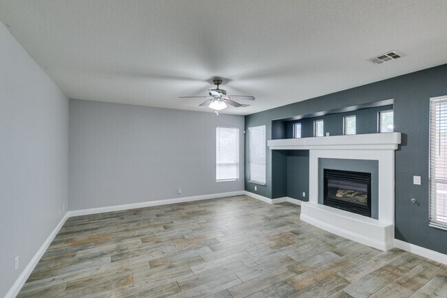 Building Photo - BEAUTIFUL POOL HOME W/RV