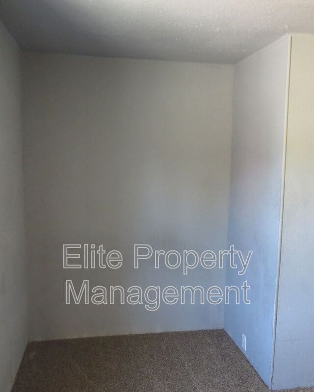 Building Photo - 626 W 11th St