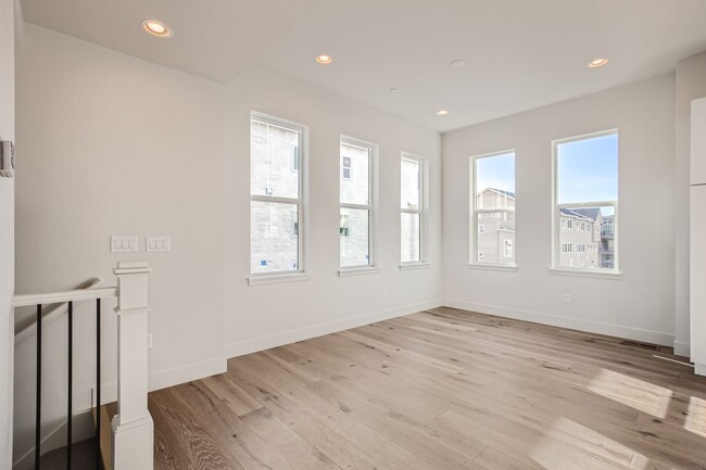 Building Photo - Stylish 3 bed/4 bath Town Home