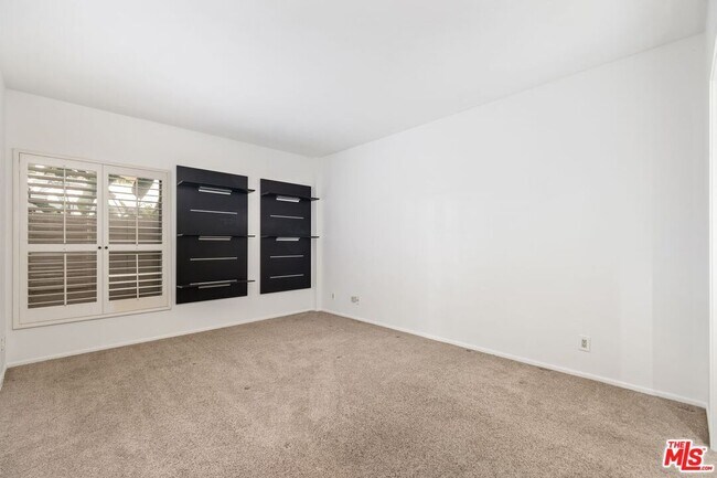 Building Photo - 1131 Alta Loma Rd