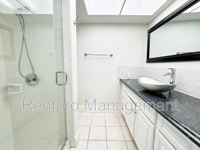 Building Photo - 2417 Magdalina Dr