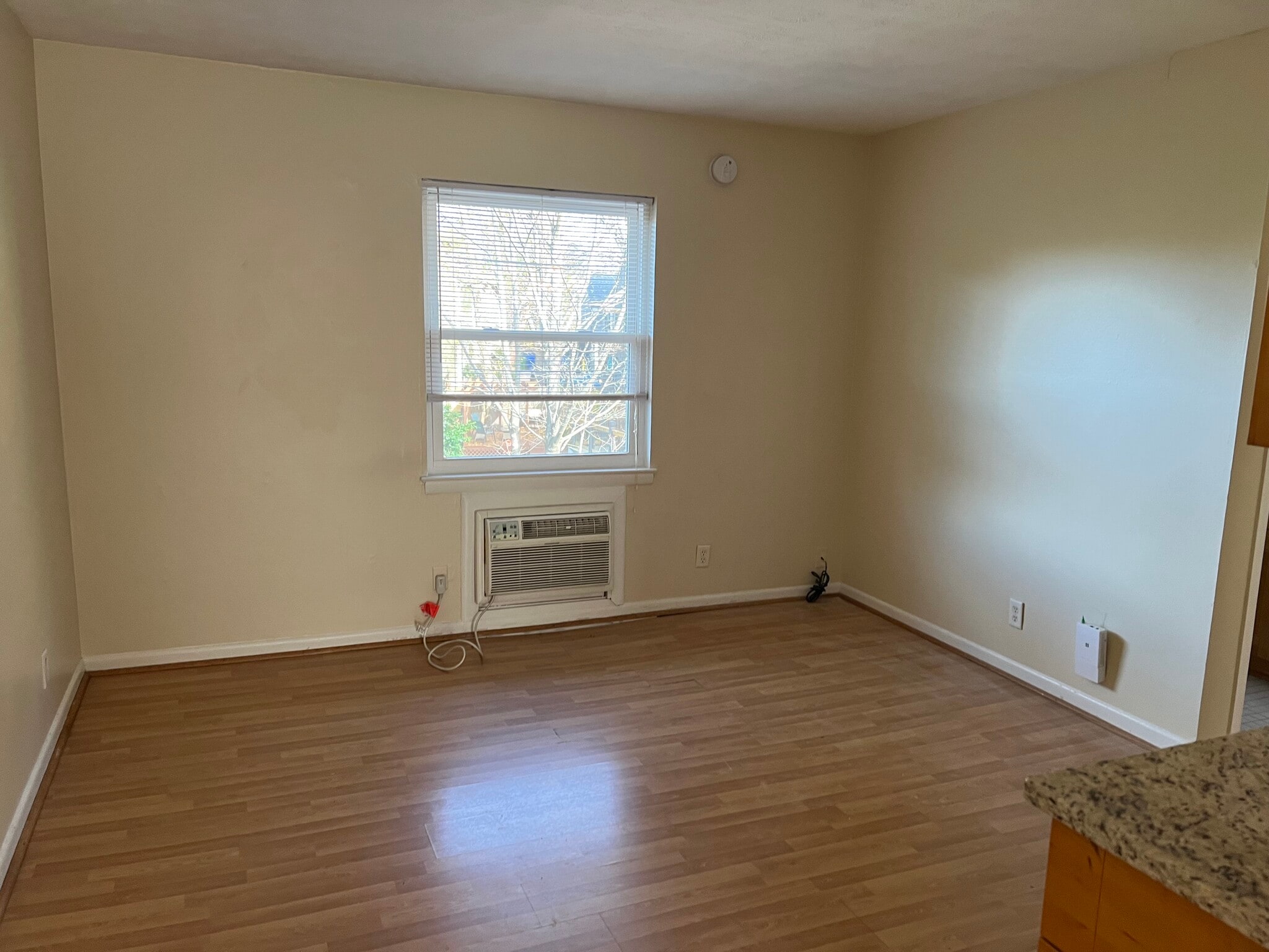 Building Photo - 860 Monroe Dr NE