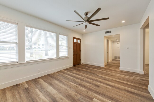 Building Photo - 2018 Remodeled 3 bed / 2 bath - wood / til...