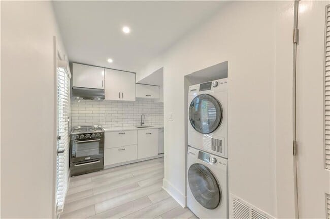 Building Photo - 109 Wyman St SE