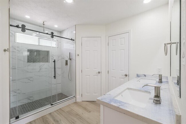 Building Photo - 1311 Sand Stone Dr