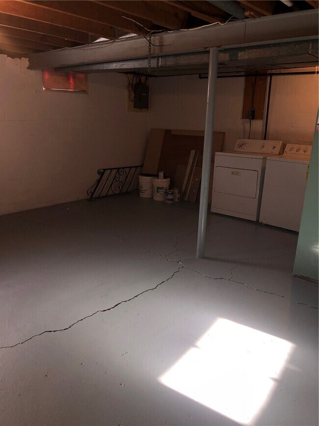 Building Photo - 214 E Spruce St