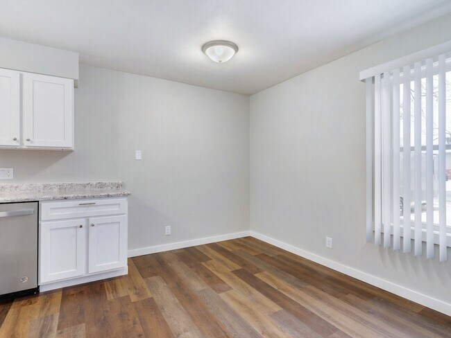 Building Photo - 402-404 3rd Ave N