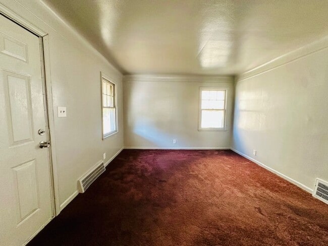Building Photo - 2 Bedroom 1 Bath House For Lease Section 8...