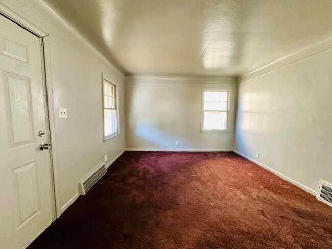 Building Photo - 2 Bedroom 1 Bath House For Lease Section 8 Only