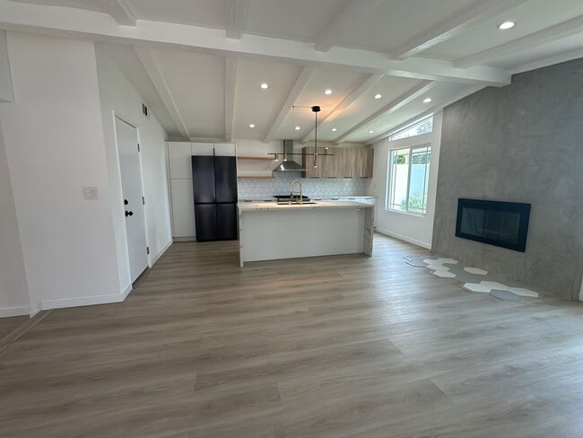 Building Photo - Spacious 3 Bed 3 Bathoom in Long Beach