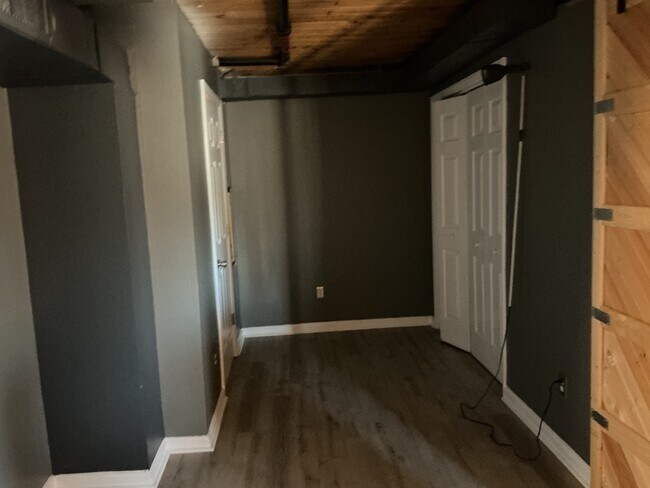 Building Photo - 201 S Hoskins Rd